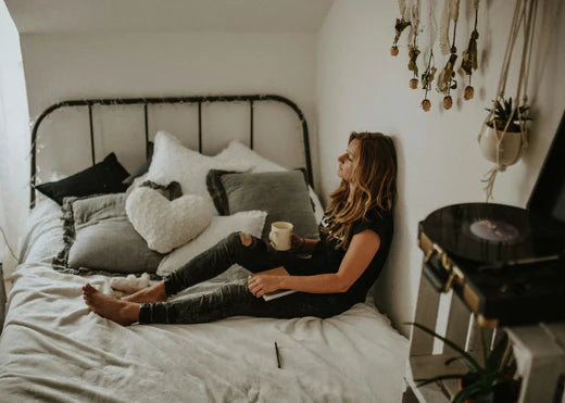 Woman on bed with note and coffe